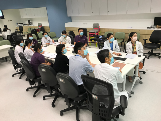 醫護團隊在一個會議上商討病人個案