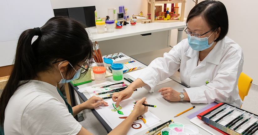 臨床心理學家與病童會面