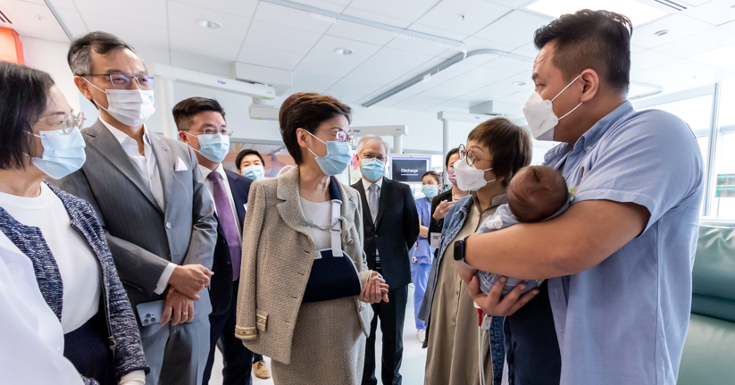 行政長官林鄭月娥探訪透過篩查計劃確診先天性新陳代謝病的初生嬰兒及父母。