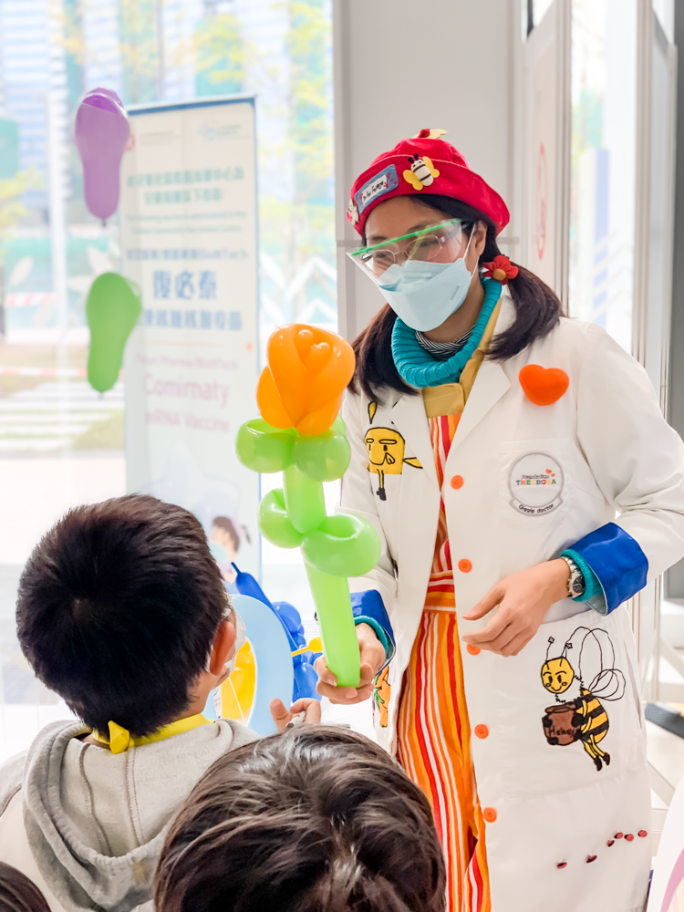 小丑醫生送氣球給小朋友