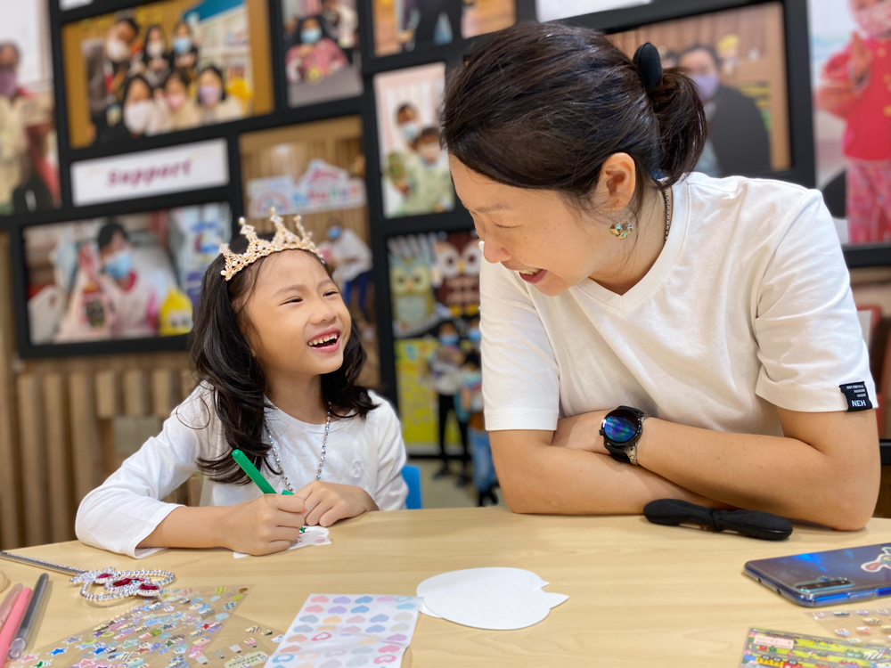 一對母女製作手工
