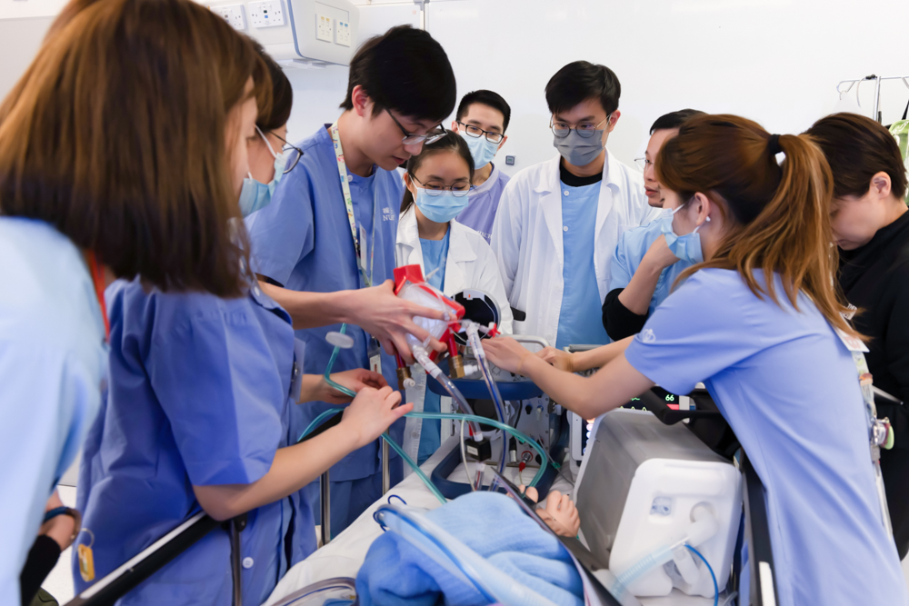 醫生和護士練習使用體外膜氧合器