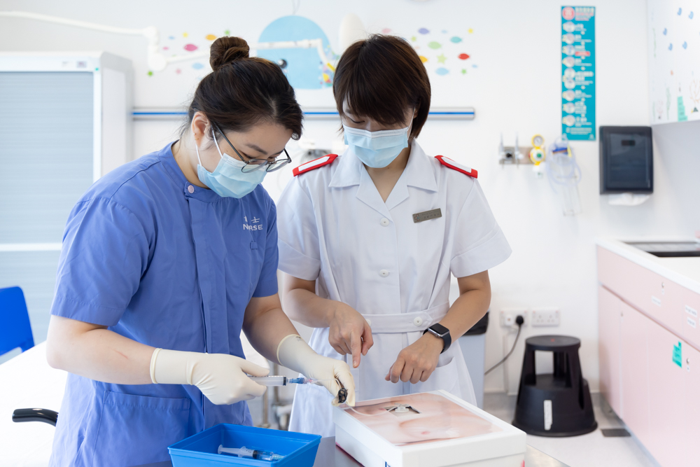 修讀兒童腫瘤專科護理證書課程的護士在本院接受培訓