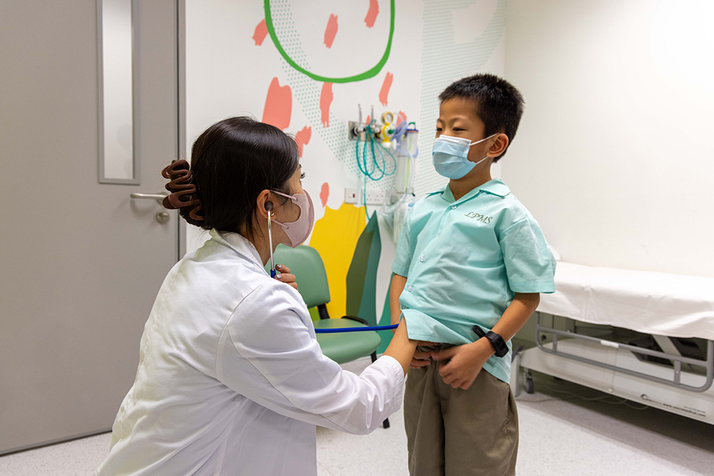 內分泌科醫生為旻翰檢查身體