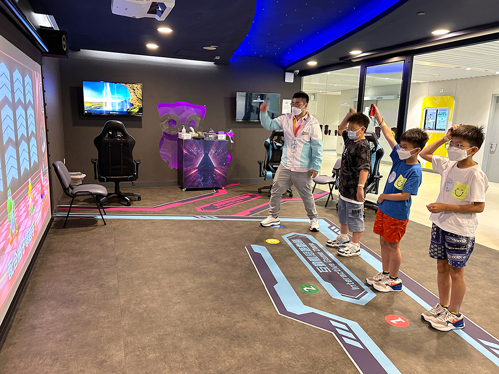 數名病童在病人資源中心內遊戲