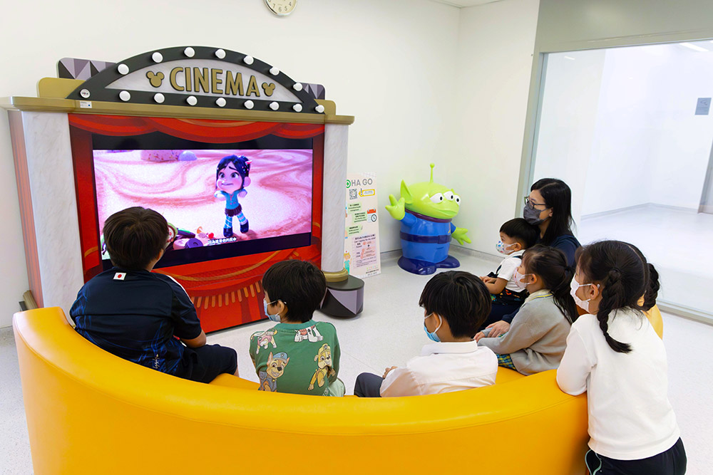 程太和子女在專科門診觀看動畫