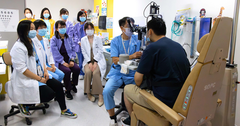 一班醫護人員與竣然進行會診