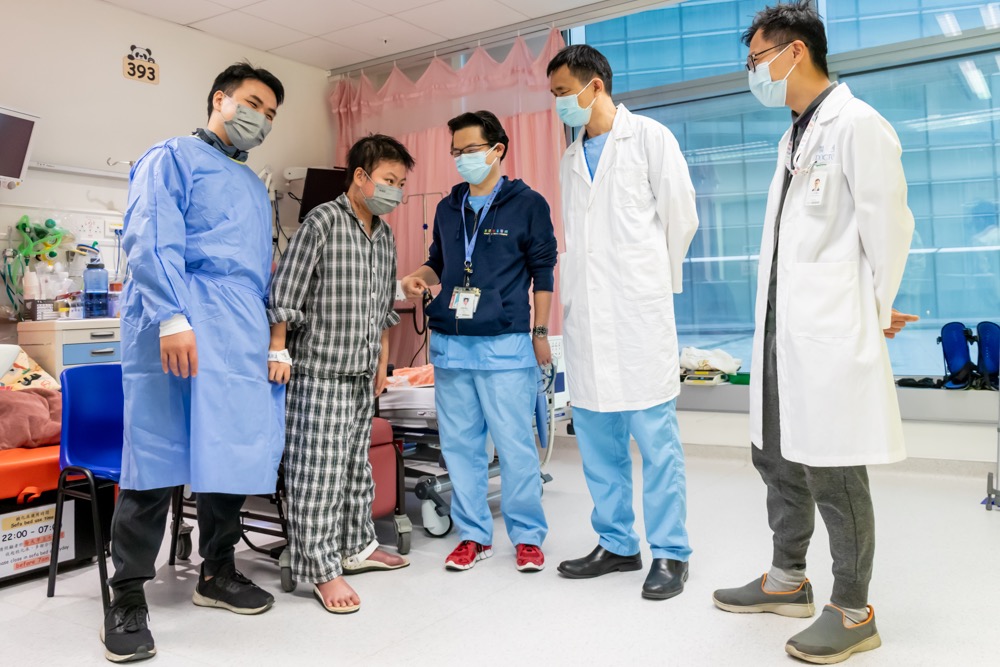 醫生講解峰峰的康復進度