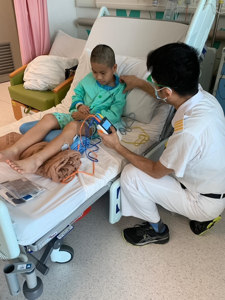 物理治療師以電療刺激銘熙的肌肉活動