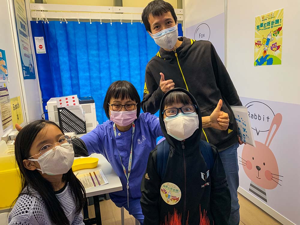 王先生帶子女接種疫苗