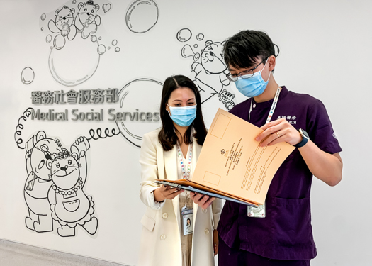 醫務社會服務部社會工作主任鍾家寶及助理社會工作主任吳子聰
